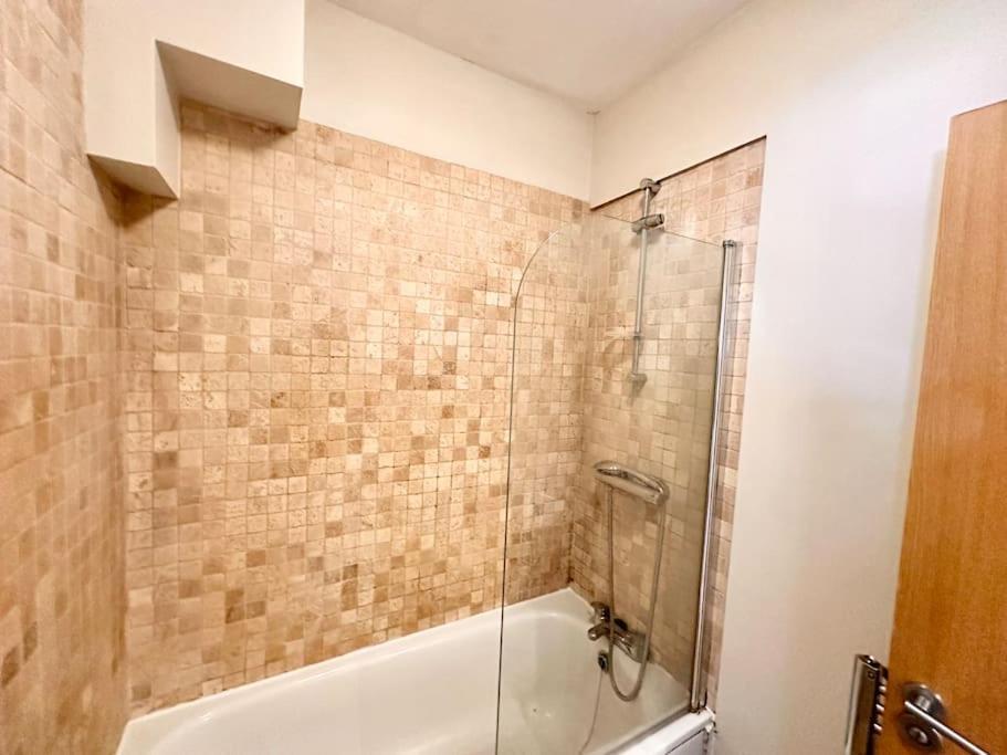 2 Bedroom Apartment In Se13 ロンドン エクステリア 写真